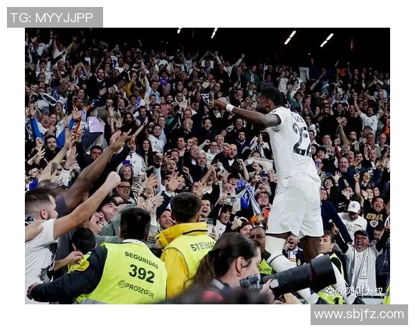 昔日足坛明星球员回顾与精彩瞬间，球场风云再现揭示背后故事