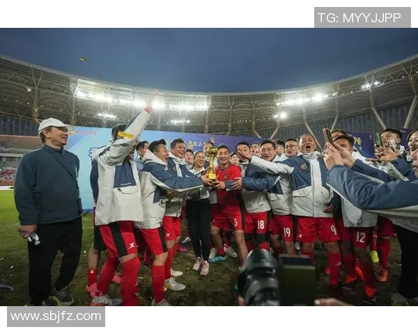 足球巨星赛场意外扭伤倒地瞬间引发球迷揪心关注 足球巨星赛场意外扭伤倒地瞬间引发球迷揪心关注